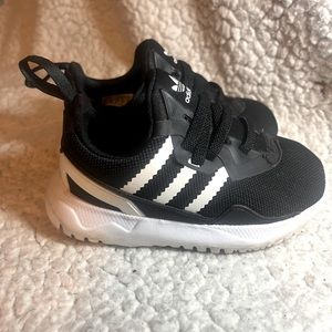 Preowned kids adidas still in amazing shape 8/10 size 6k ‼️